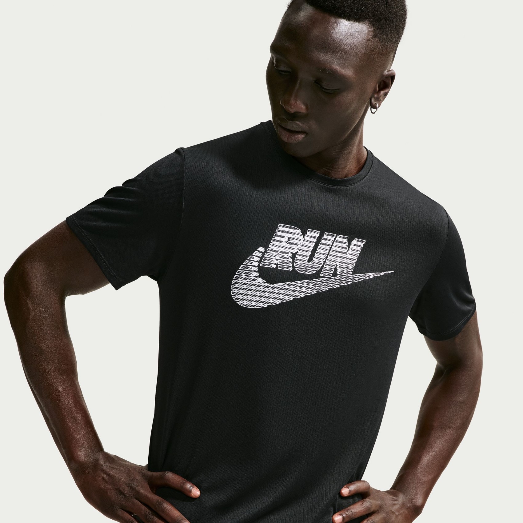 Dri-FIT UV Miler Run Energy Ss Erkek Siyah Tişört
